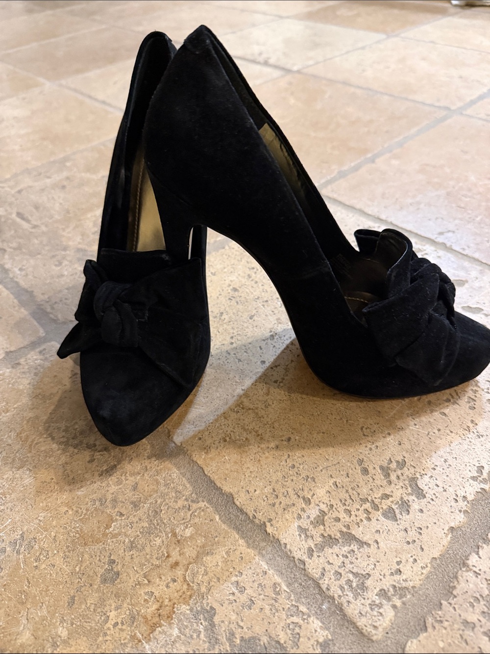 BCBG Black Suede Pointed Toe Bow Pumps with Gold Insole size 10- new
